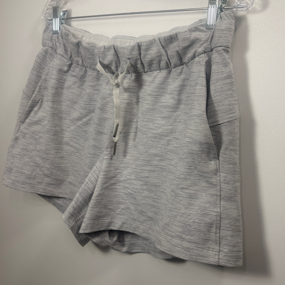 Lululemon Women’s On the Fly Shorts gray stripe size 8 - Picture 2 of 7